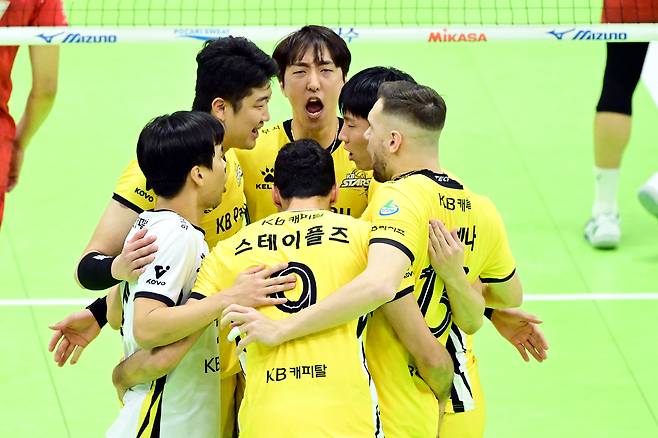 한국전력을 상대로 시즌 2승을 달성한 KB 손해보험(한국배구연맹 제공)