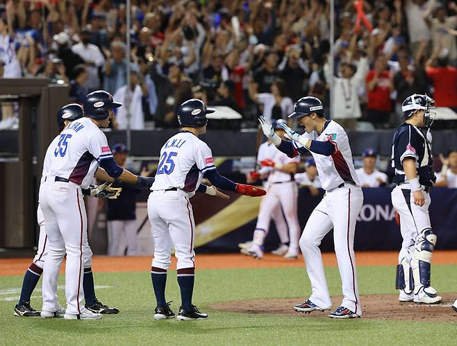 13일 오후 대만 타이베이돔에서 열린 2024 세계야구소프트볼연맹(WBSC) 프리미어12 B조 조별리그 대한민국과 대만의 경기. 2회말 2사 만루에서 홈런을 친 대만 천천웨이가 동료들과 기쁨을 나누고 있다. 사진 | 타이베이=연합뉴스