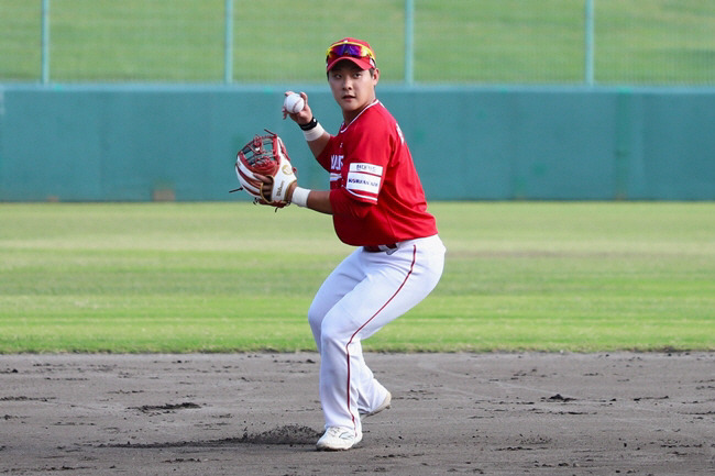 수비 훈련 중인 최준우. 사진=SSG 랜더스