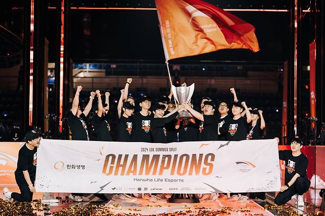 지난 9월 14일 한화생명e스포츠 선수들이 2024 LCK 서머시즌 우승 후 세레모니를 하고 있다. /LCK 제공