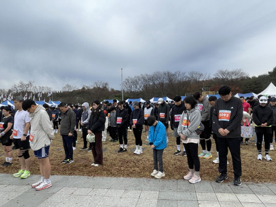 17일 천안 독립기념관에서 열린 제21회 천안유관순평화마라톤대회에 참가한 선수들이 대회 시작에 앞서 순국열사에게 묵념을 올리고 있다. 박하늘 기자