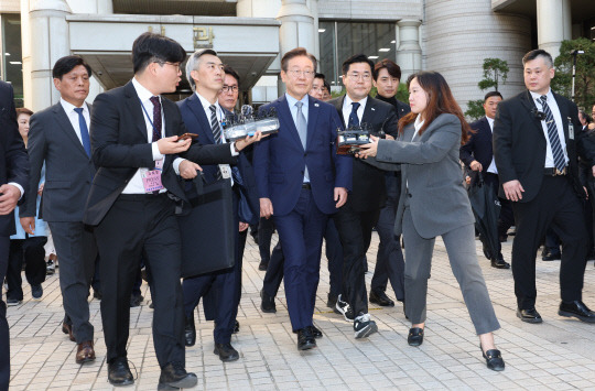 더불어민주당 이재명 대표가 15일 오후 서울 서초구 서울중앙지법에서 열린 공직선거법 위반 혐의 관련 1심 선고 공판을 마친 뒤 청사를 나서고 있다. 이날 서울중앙지법 형사합의34부(한성진 부장판사)는 공직선거법 위반 혐의로 불구속기소된 이 대표에게 징역 1년에 집행유예 2년을 선고했다. [연합뉴스]