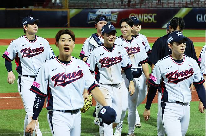 <yonhap photo-4650=""> 9-6 역전승 거둔 대한민국 (타이베이=연합뉴스) 한종찬 기자 = 16일 오후 대만 타이베이 톈무야구장에서 열린 세계야구소프트볼연맹(WBSC) 프리미어12 2024 B조 조별리그 대한민국과 도미니카공화국의 경기. 승리를 거둔 대한민국 선수들이 함께 기뻐하고 있다. 2024.11.16 saba@yna.co.kr/2024-11-16 23:15:55/ <저작권자 ⓒ 1980-2024 ㈜연합뉴스. 무단 전재 재배포 금지, AI 학습 및 활용 금지></yonhap>