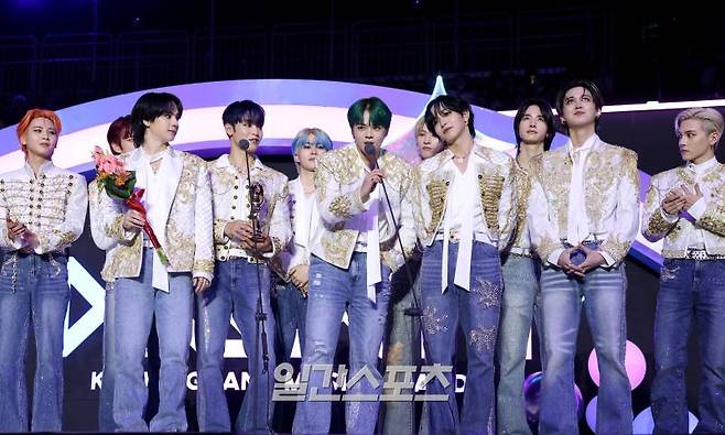 [2024 KGMA] 그룹 JO1이 17일 인천 중구 운서동 인스파이어 아레나에서 열린 '2024 코리아그랜드뮤직어워즈(KGMA)' 둘째날 송 데이에서 K팝 해외 아티스타상을 수상하고 소감을 말하고 있다. 일간스포츠(이데일리M)가 주최하고 KGMA 조직위원회가 주관하는 '2024 KGMA'는 올해 창간 55주년을 맞은 일간스포츠가 대한민국 대중음악계에 새로운 패러다임을 제시하기 위해 새롭게 개최하는 시상식으로 16, 17일 이틀간 펼쳐졌다. 영종도(인천)=KGMA특별취재반 /2024.11.17/