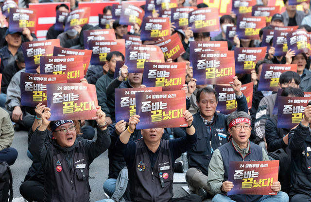 ▲ [구호 외치는 철도노동자들] 지난 10월 23일 오후 서울역 3번 출구 앞에서 열린 2024년 임금협상투쟁 승리 2차 철도노동자 총력결의대회에서 철도노조 조합원들이 구호를 외치고 있다. 연합뉴스