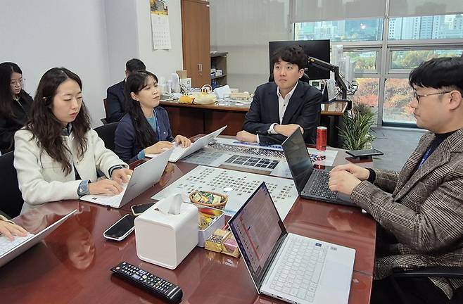 이준석 개혁신당 의원이 15일 국회 의원회관 사무실에서 기자들과 질의응답을 하고 있다.연합뉴스