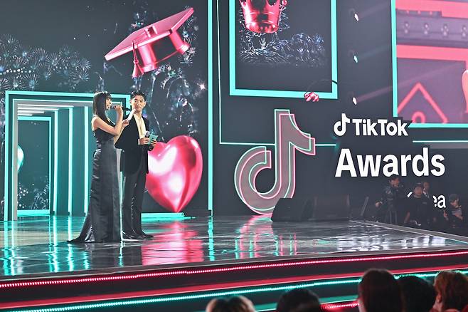 UNIS member Jin Hyeon-ju, left, and Eric Nam host the TikTok Awards held on Nov. 15 at Kyung Hee University, eastern Seoul. [TIKTOK KOREA]