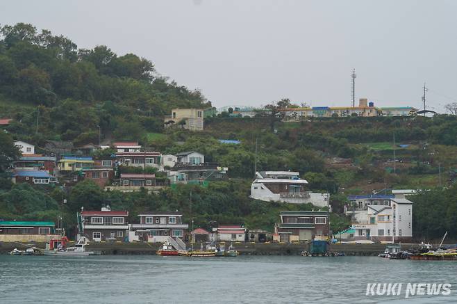 지난 1일 경남 통영시 산양읍 곤리도로 들어가는 배편에서 바라본 곤리도 전경. 우측 가장 높은 곳에 산양초등학교 곤리분교장이 자리 잡고 있다.