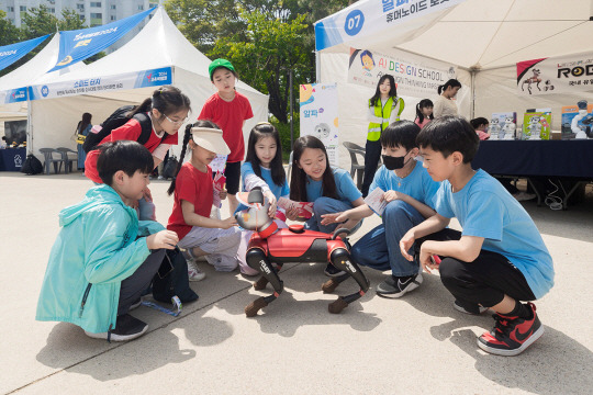 지난 5월 양천구 Y교육박람회에서 지역 청소년들이 로봇강아지를 살펴보고 있다. 양천구청 제공