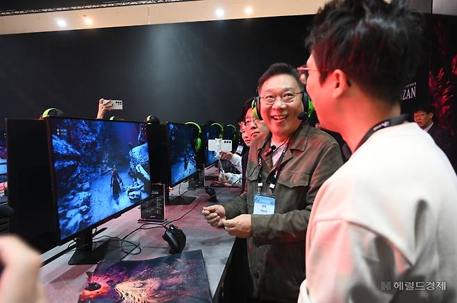정연욱 의원이 지스타 2024 넥슨관에서 ‘붉은사막: 카잔을 시연해 보고 있다. [사진=정연욱 의원실]
