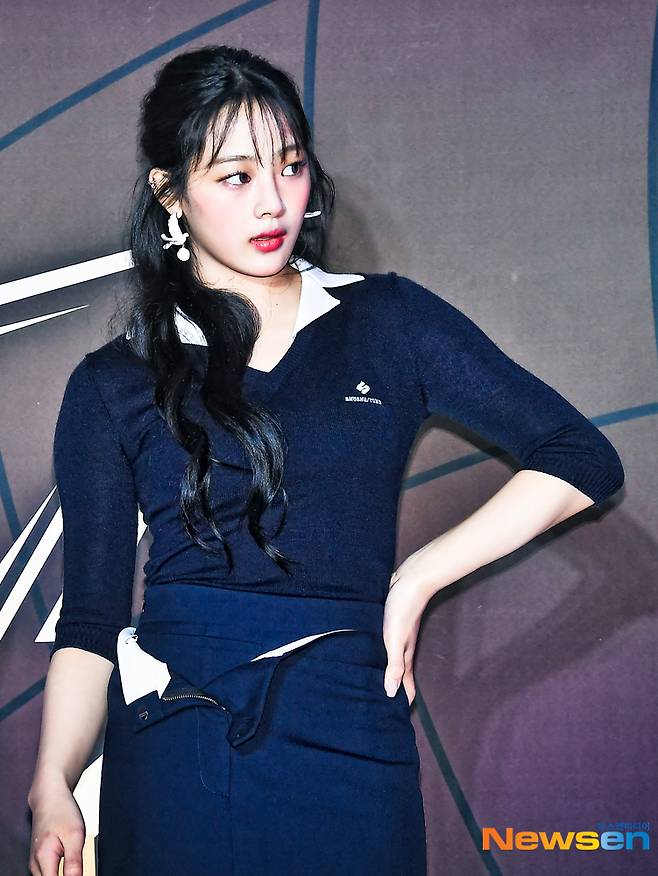 치마 지퍼 실수? 이건 또 무슨 패션?