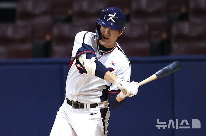 [서울=뉴시스] 정병혁 기자 = 6일 서울 구로구 고척스카이돔에서 2024 WBSC 프리미어12를 앞두고 열린 한국 야구대표팀과 상무의 연습경기, 3회초 1사 주자없는 상황 상무 소속으로 출전한 대표팀 나승엽이 타격하고 있다. 2024.11.06. jhope@newsis.com