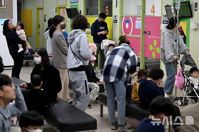 [광주=뉴시스] 박기웅 기자 = 백일해와 마이코플라즈마 폐렴 등 환절기 감염성 호흡기질환이 유행하고 있는 가운데 15일 오후 광주 북구 한 아동병원이 진료를 보기 위한 환자들로 붐비고 있다. 2024.11.15. pboxer@newsis.com