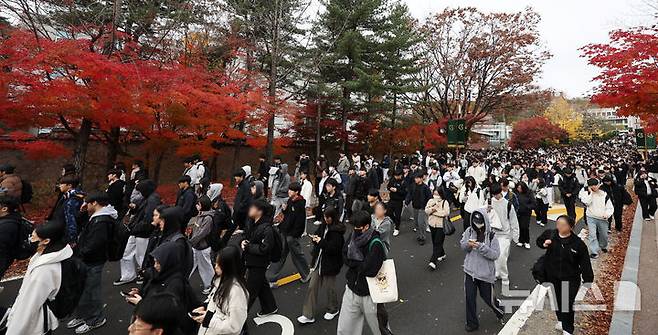 [서울=뉴시스] 홍효식 기자 = 17일 오전 서울 종로구 성균관대학교에서 열린 2025학년도 수시모집 논술시험을 마친 수험생들이 고사장을 나서고 있다. 2024.11.17. yesphoto@newsis.com