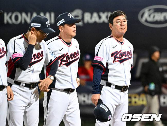 [OSEN=타이베이(대만), 이대선 기자] 류중일 감독이 이끄는 한국 야구대표팀은 16일 대만 타이베이 타이베이돔에서 펼쳐진 2024 WBSC 프리미어12 도미니카공화국과의 B조 조별예선 4차전에서 9-6 대역전승을 거뒀다.&nbsp;경기 종료 후 한국 류중일 감독이 관중석을 향해 인사를 하고 있다. 2024.11.16 /sunday@osen.co.kr