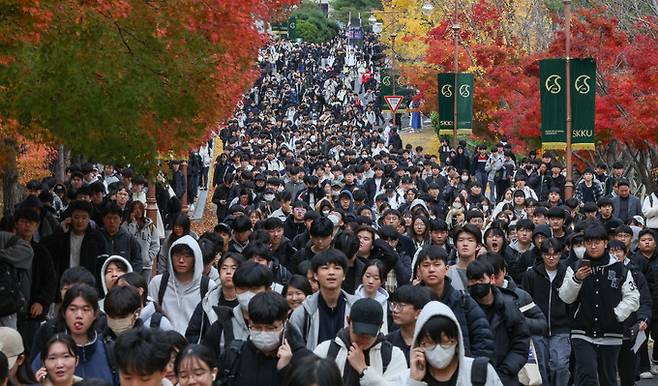 17일 서울 종로구 성균관대학교에서 2025학년도 수시모집 수리형 논술우수전형 논술시험을 마친 수험생들이 학교를 나서고 있다.