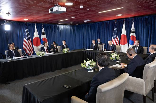 아시아태평양경제협력체(APEC) 정상회의 참석차 페루를 방문 중인 윤석열 대통령이 15일(현지시간) 리마 컨벤션센터에서 조 바이든 미국 대통령, 이시바 시게루 일본 총리와 정상회의를 하고 있다. 대통령실 제공