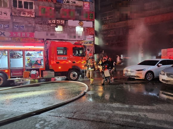 안산 상가 건물 불…모텔 투숙객 등 50여명 구조 - 17일 오전 3시 38분쯤 경기 안산시 단원구에 있는 6층 건물에 불이 나 건물 내 모텔 투숙객 등 50여명이 소방 당국에 의해 구조됐다. 2024.11.17 경기소방재난본부 제공