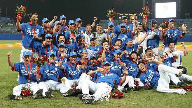 2008 베이징올림픽 야구 금메달 이후 환호하는 선수단.  이종욱 이용규 정근우 고영민 등 당시 대표팀의 다리 역할을 했던 선수들이 보인다. 경향신문 DB