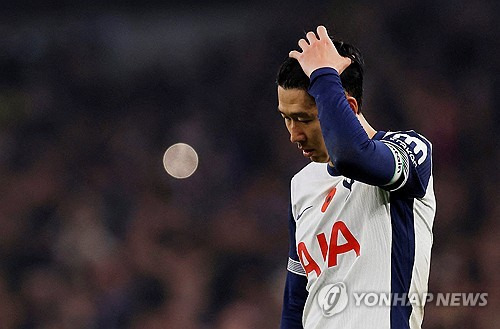 영국 매체 팀토크가 16일(한국시간) 손흥민이 토트넘의 유럽축구연맹(UEFA) 챔피언스리그 진출 실패 시 매각 대상이 되며 PSG가 관심을 보이고 있다고 보도했다. 연합뉴스