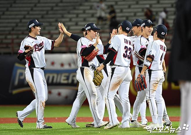 16일 오후 대만 타이베이 톈무야구장에서 열린 '2024 WBSC(세계야구소프트볼연맹) 프리미어12' B조 조별리그 4차전 대한민국과 도미니카공화국의 경기, 대한민국이 8회말 터진 박성한의 역전 2타점 적시 3루타에 힘입어 9:6의 스코어로 승리했다.  경기 종료 후 한국 선수들이 승리의 기쁨을 나누고 있다. 타이베이(대만), 박지영 기자