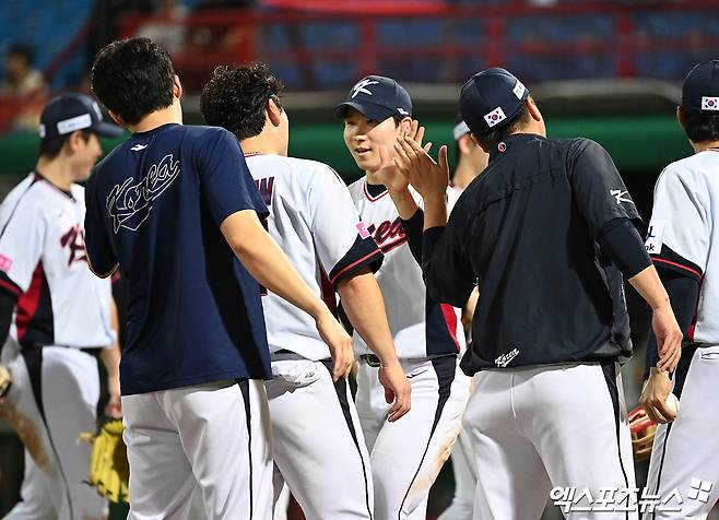 류중일 감독이 이끄는 한국 야구대표팀 선수들이 지난 16일 대만 타이베이 톈무야구장에서 열린 2024 세계야구소프트볼연맹(WBSC) 프리미어12 조별리그 B조 네 번째 경기 도미니카공화국전에서 9-6으로 대역전승을 거둔 뒤 하이파이브하고 있다. 타이베이(대만), 박지영 기자