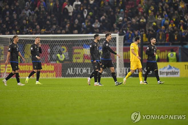 경기장을 떠나는 코소보 선수들 [AP=연합뉴스]