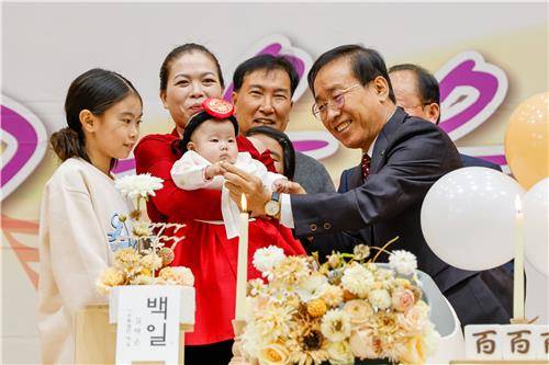 김태은양에게 반지를 끼워주는 김문근 단양군수(맨 오른쪽) [단양군 제공. 재판매 및 DB 금지]