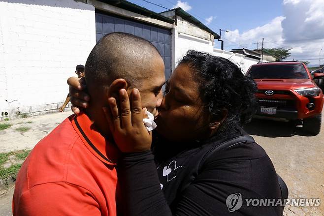 돌아온 아들 반기는 베네수엘라 여성 (토쿠이토 로이터=연합뉴스) 16일(현지시간) 베네수엘라 토쿠이토에서 한 여성이 대선 관련 시위를 벌였다는 이유로 구금됐다가 이날 석방된 아들을 반기고 있다. 2024.11.17