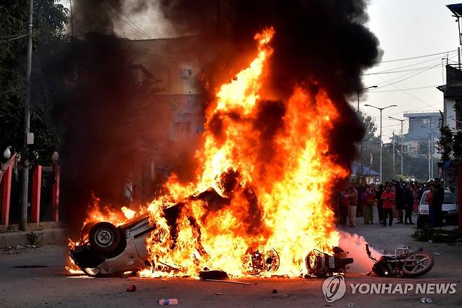 16일 인도 북동부 마니푸르 임팔서 일어난 항의 시위 [로이터 연합뉴스 자료사진. 재판매 및 DB 금지]