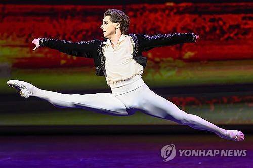 블라디미르 쉬클리야로프가 2024년 2월 5일 모스크바 한 극장에서 공연하고 있는 모습. [타스 연합뉴스 자료사진. 재판매 및 DB 금지]