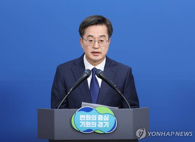 정치 현안 관련 입장문 발표하는 김동연 경기도지사 (수원=연합뉴스) 최찬흥 기자 = 김동연 경기도지사가 13일 경기 수원시 경기도청 브리핑룸에서 정치 현안 관련 입장 발표 기자회견을 하고 있다.  2024.11.13  [경기도청 제공. 재판매 및 DB 금지] photo@yna.co.kr