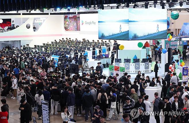 스무살 맞은 게임축제 지스타 (부산=연합뉴스) 손형주 기자 = 14일 부산 벡스코에서 개막한 국내 최대 게임쇼 지스타 2024가 관람객들로 붐비고 있다. 올해로 20주년을 맞은 지스타는 17일까지 나흘간 B2C(기업-소비자 거래) 및 B2B(기업간 거래) 부스에서 국내외 게임 소비자들과 업계 관계자를 상대로 다양한 신작 게임과 정보기술(IT)을 소개한다. 2024.11.14 handbrother@yna.co.kr