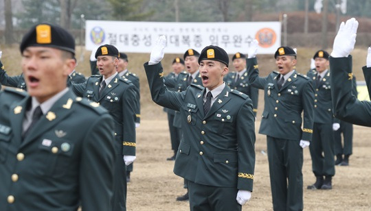 지난 2월 29일 경기 광주시 육군 특수전학교에서 열린 '특전부사관 55기 1차 임관식'에서 신임 특전부사관들이 임관 선서를 하고 있다. 사진=뉴스1