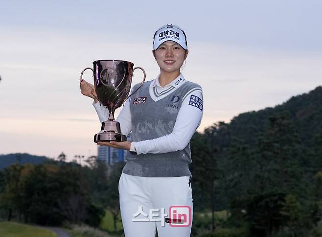 김민선이 17일 부산광역시 기장군 해운대비치 골프앤리조트에서 열린 위믹스 챔피언십에서 우승을 차지해 트로피를 들고 기념 촬영을 하고 있다.(사진=이데일리 골프in 조원범 기자)