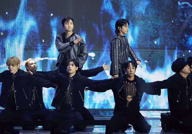 그룹 동방신기가 16일 인천 중구 운서동 인스파이어 아레나에서 열린 ‘제1회 코리아 그랜드 뮤직 어워즈’(KGMA) 첫날 아티스트 데이에서 화려한 무대를 꾸미고 있다.(사진=KGMA 특별취재반)