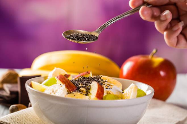 자연스럽게 식욕을 줄이고 포만감을 높이는 음식을 통해 식단을 조절하면 큰 체중 변화를 막을 수 있다. [사진=게티이미지뱅크]