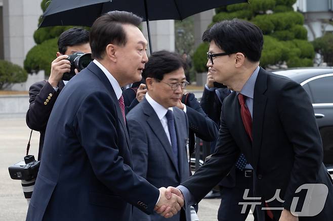 윤석열 대통령이 14일 성남 서울공항에서 아시아태평양경제협력체(APEC) 및 주요 20개국(G20) 정상회의 참석을 위해 출국하며 환송 나온 한동훈 국민의힘 대표와 악수하고 있다. (대통령실 제공) 2024.11.14/뉴스1 ⓒ News1 송원영 기자