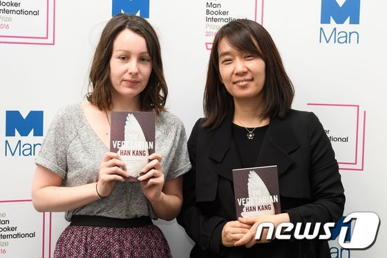 소설가 한강(우측)과 '채식주의자'(영문명 The Vegetarian)를 번역한 영국인 데보라 스미스.ⓒ AFP=뉴스1 ⓒ News1 최종일 기자