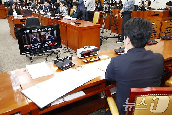 박장범 한국방송공사(KBS) 사장 후보자(오른쪽)가 18일 오전 서울 여의도 국회 과학기술정보방송통신위원회에서 열린 인사청문회에서 KBS의 문재인 대통령 취임 2주년 특집과 윤석열 대통령의 신년 대담 보도 영상을 보고 있다. 2024.11.18/뉴스1 ⓒ News1 김민지 기자