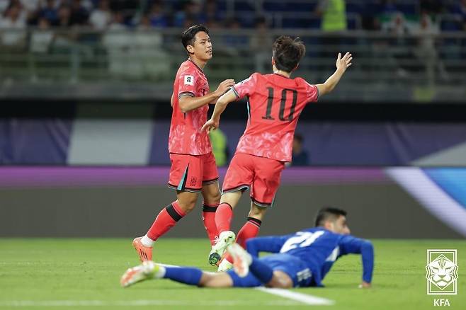 14일 오후(현지시각) 쿠웨이트 자베르 알아흐마드 국제경기장에서 열린 2026 국제축구연맹(FIFA) 북중미 월드컵 아시아 3차 예선 B조 5차전 대한민국과 쿠웨이트의 경기, 전반 대한민국 오세훈이 선취골을 넣은 뒤 이재성과 기쁨을 나누고 있다. (대한축구협회 제공) 2024.11.14/뉴스1 ⓒ News1 김진환 기자