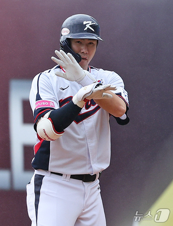 18일(현지시간) 오후 대만 타이베이시 톈무 야구장에서 열린 2024 WBSC 프리미어12 B조 예선 대한민국과 호주의 경기, 3회말 대한민국 공격 선두타자 홍창기가 안타를 친 뒤 아파트 세리머니를 하고 있다. 2024.11.18/뉴스1 ⓒ News1 장수영 기자