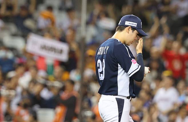 15일 오후 대만 타이베이돔에서 열린 2024 세계야구소프트볼연맹(WBSC) 프리미어12 B조 조별리그 대한민국과 일본의 경기. 2회말 2사 2,3루에서 구레바야시 고타로에게 역전 적시타를 허용한 최승용이 아쉬워하고 있다. 사진 | 타이베이=연합뉴스