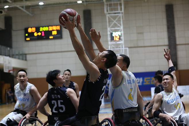 지난 16일 고양에서 열린 2024 KWBL 휠체어농구리그 플레이오프 2차전에서 춘천 타이거즈와 코웨이 블루휠스 선수들이 볼다툼을 벌이고 있다. 사진제공=한국휠체어농구연맹