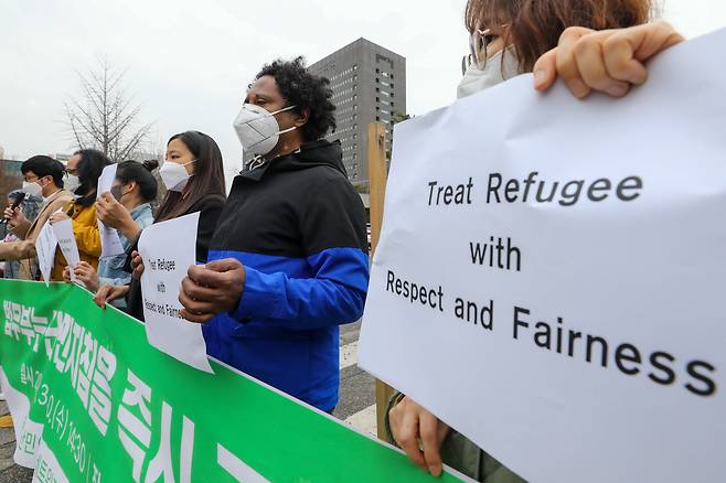 2022년 3월 서울 서초구 중앙지방법원 앞에서 열린 '난민지침 정보공개청구소송 2심 선고 기자회견'에서 참가자들이 손팻말을 들고 있다. 사진은 기사 내용과 관련 없음. /뉴스1