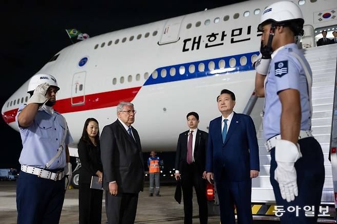 윤석열 대통령이 17일(현지시각) 주요 20개국(G20) 정상회의 참석차 브라질 리우데자네이루 갈레아오 공군기지에 도착해 차량으로 향하며 의장대를 사열하고 있다. 송은석 기자 silverstone@donga.com