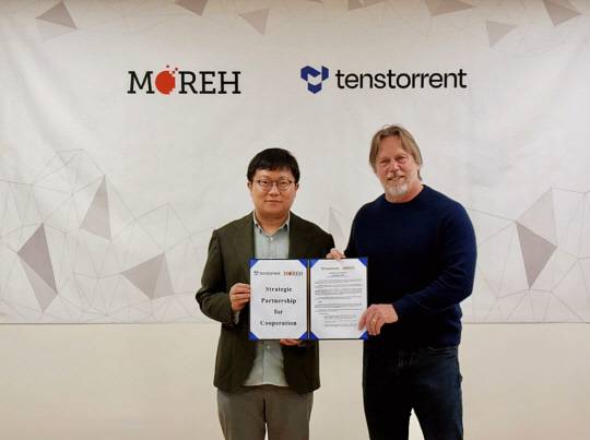 조강원(왼쪽) 모레 대표와 짐 켈러 텐스토렌트 CEO가 지난 4일 서울 서초구 소재 모레 사무실에서 협약을 맺고 기념촬영하고 있다. 모레 제공