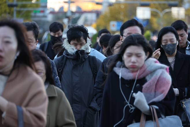 전국적으로 아침 기온이 영하권으로 떨어지고 바람도 강하게 분 18일 오전 서울 종로구 광화문네거리에서 두꺼운 옷을 입은 시민들이 발걸음을 옮기고 있다. 김혜윤 기자