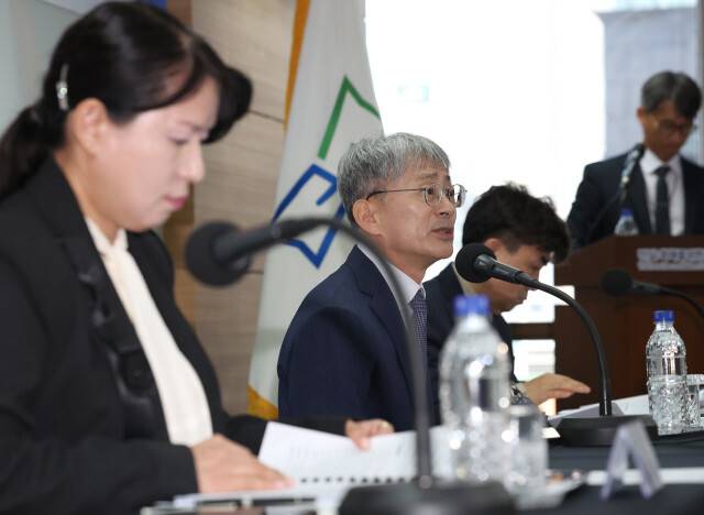 지난 5월27일 진실화해위 조사개시 3주년 기자간담회에서 김광동 위원장(가운데)이 발언하고 있다. 왼쪽은 이옥남 상임위원, 오른쪽은 이상훈 상임위원. 김영원 기자 forever@hani.co.kr