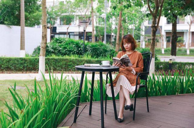 소설가 한강의 작품 '채식주의자'를 베트남어로 번역하며 처음으로 한국 바깥에 알린 황하이번 번역가가 채식주의자 번역본을 읽고 있다. 황하이번 제공